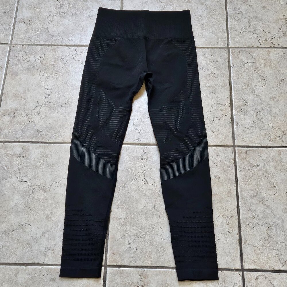 Womens Yoga Pants Size 2 Black Stretch Ribbed Sides and Knee Athleisure Workout